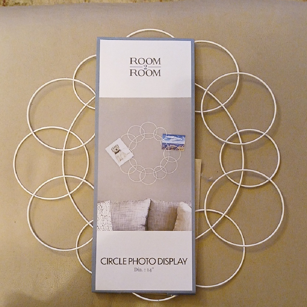 Room 2 Room Circle Photo Display